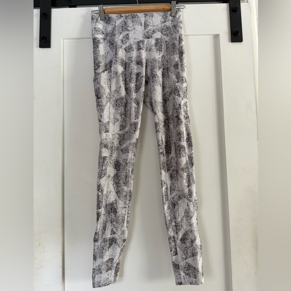 🛍️ Joe Fresh Abstract Patterned Pants - Picture 4 of 6